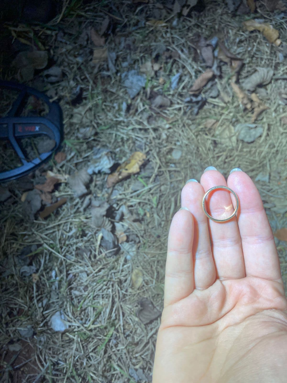 Aliança encontrada durante a busca noturna com detector de metais