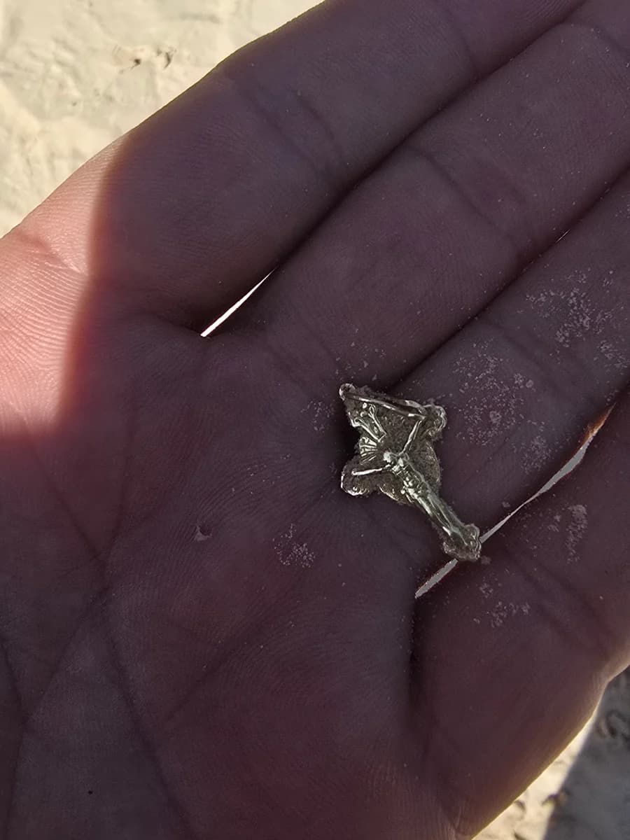 Pequeno crucifixo de família localizado durante a busca em Bragança Paulista