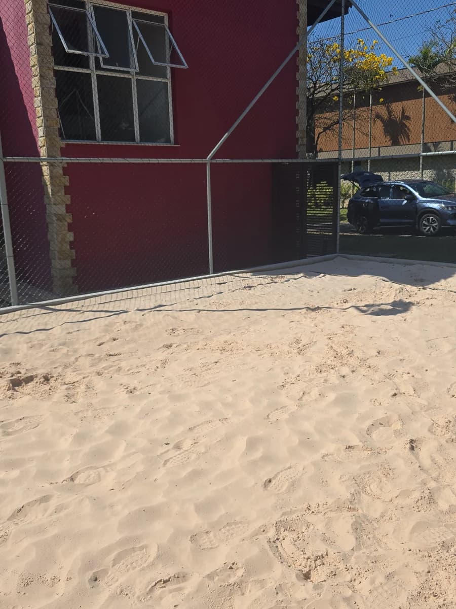 Quadra de areia onde ocorreu a busca pelo crucifixo perdido
