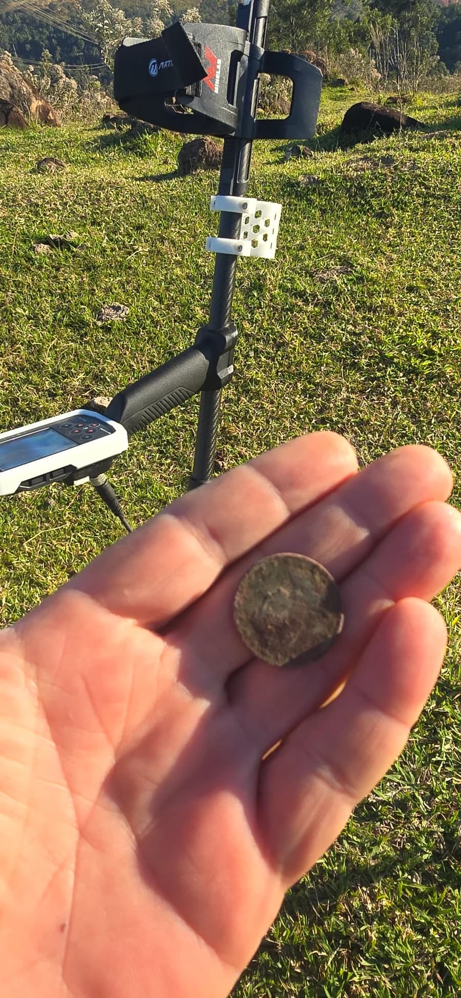 Moeda identificada em campo como uma peça de 200 réis