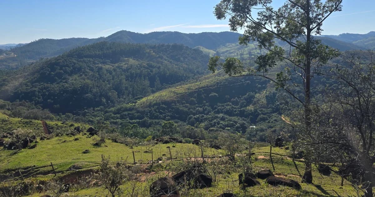 Vista do terreno montanhoso durante a visita de campo